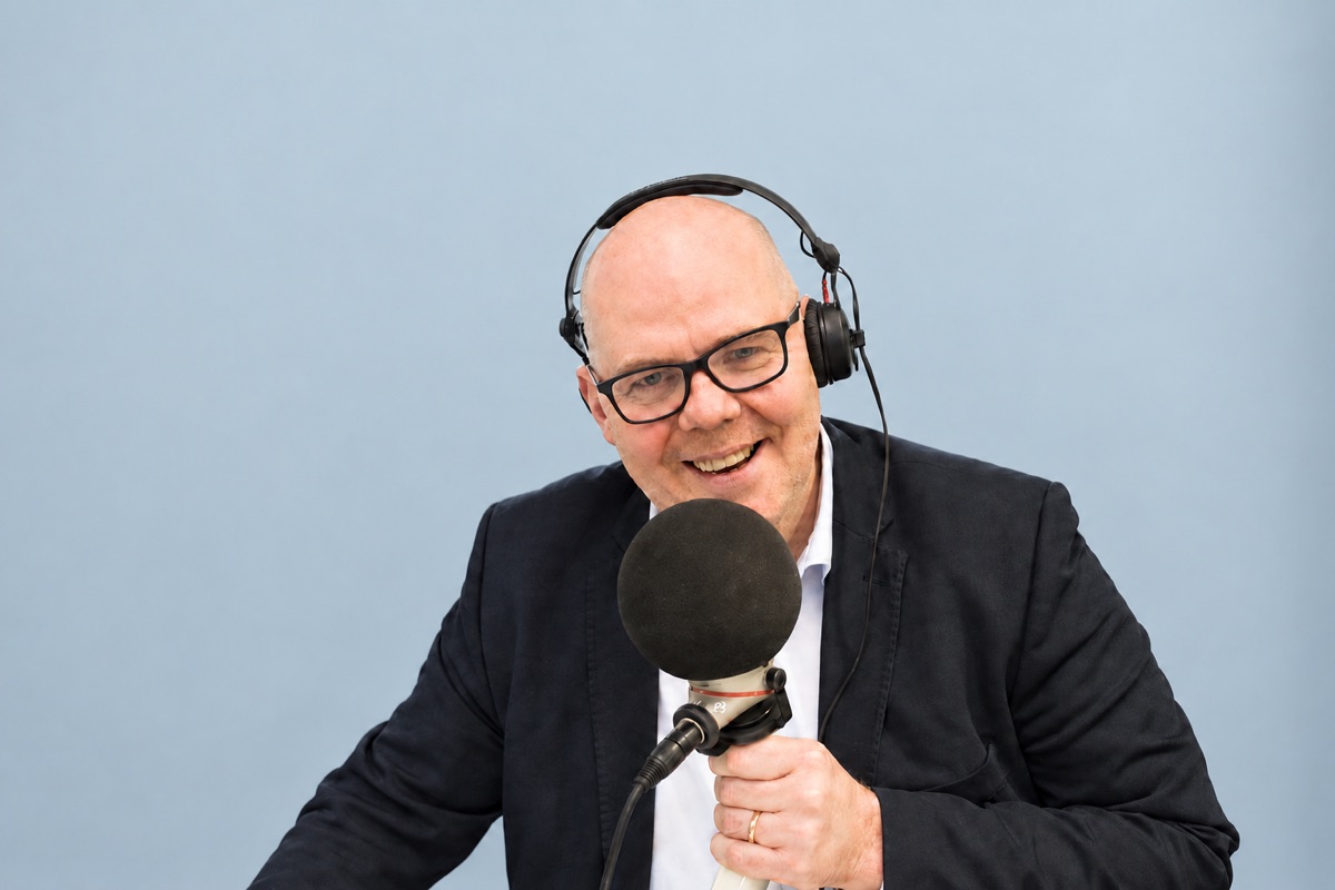 Ásgeir Páll við hljóðnema